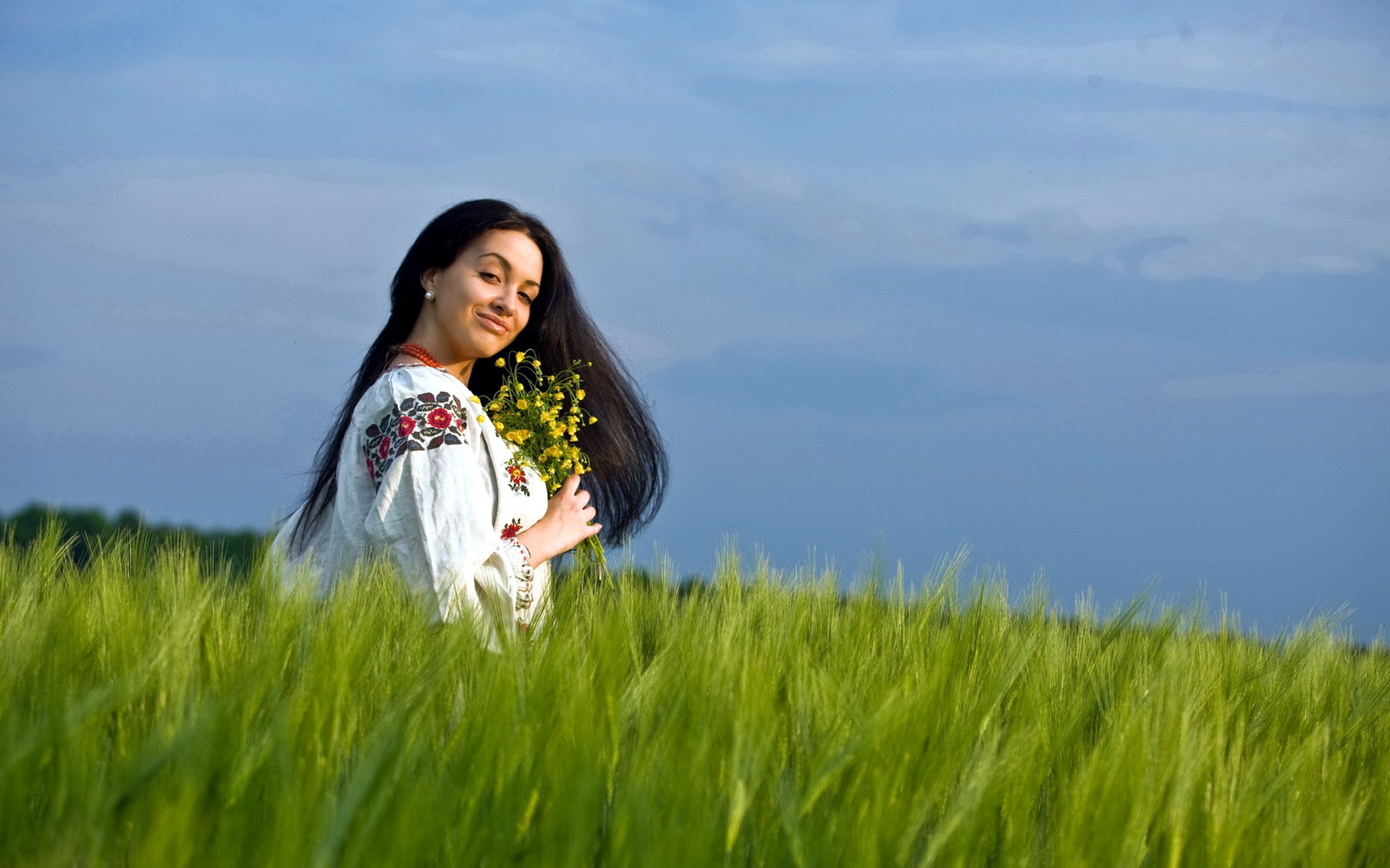 Girls in Slavic costumes in Cleveland
