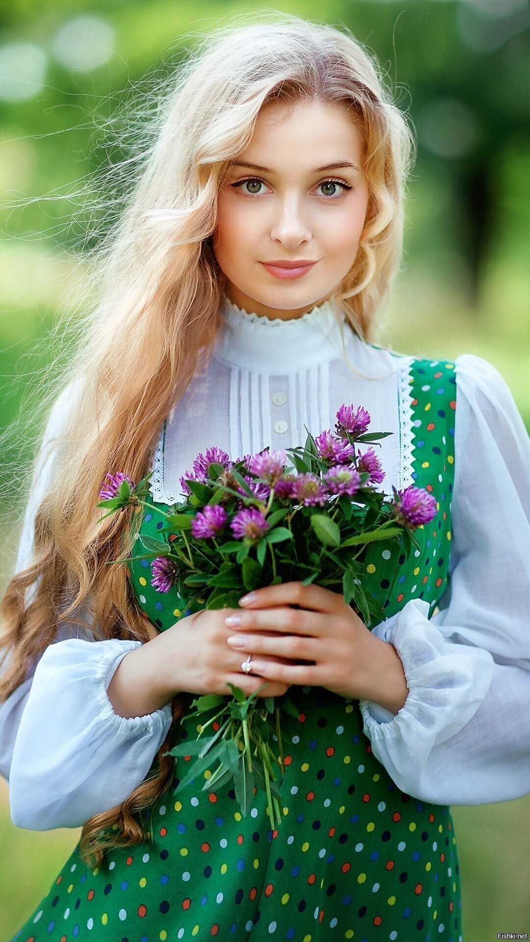 Girls in Slavic costumes in Cleveland